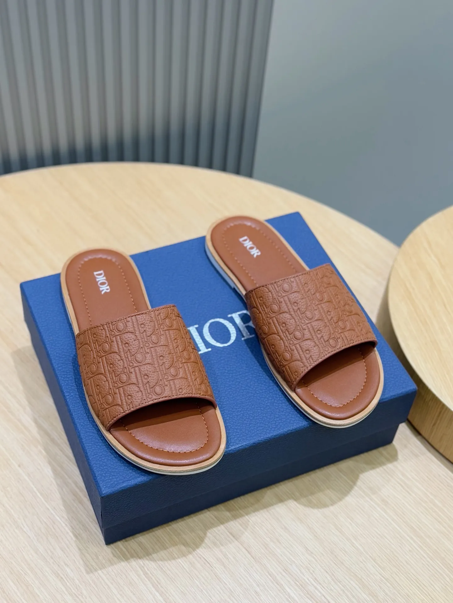 Men's Men's Shoes 💰320 [New Style] 🐝🐝Dior Alias ​​men's leather slippers. This Alias ​​sandal is a new summer product, showing a casual and elegant style. Carefully crafted from grained cow leather and Oblique printed fabric, with cowhide lining! Cross-strap design with metal-clad brass CD Diamond logo. The imported cowhide leather and rubber sole adds sophistication and comfort, while Oblique print-effect anti-slip panels add style. Size: 39-44 (customized at 38.45)